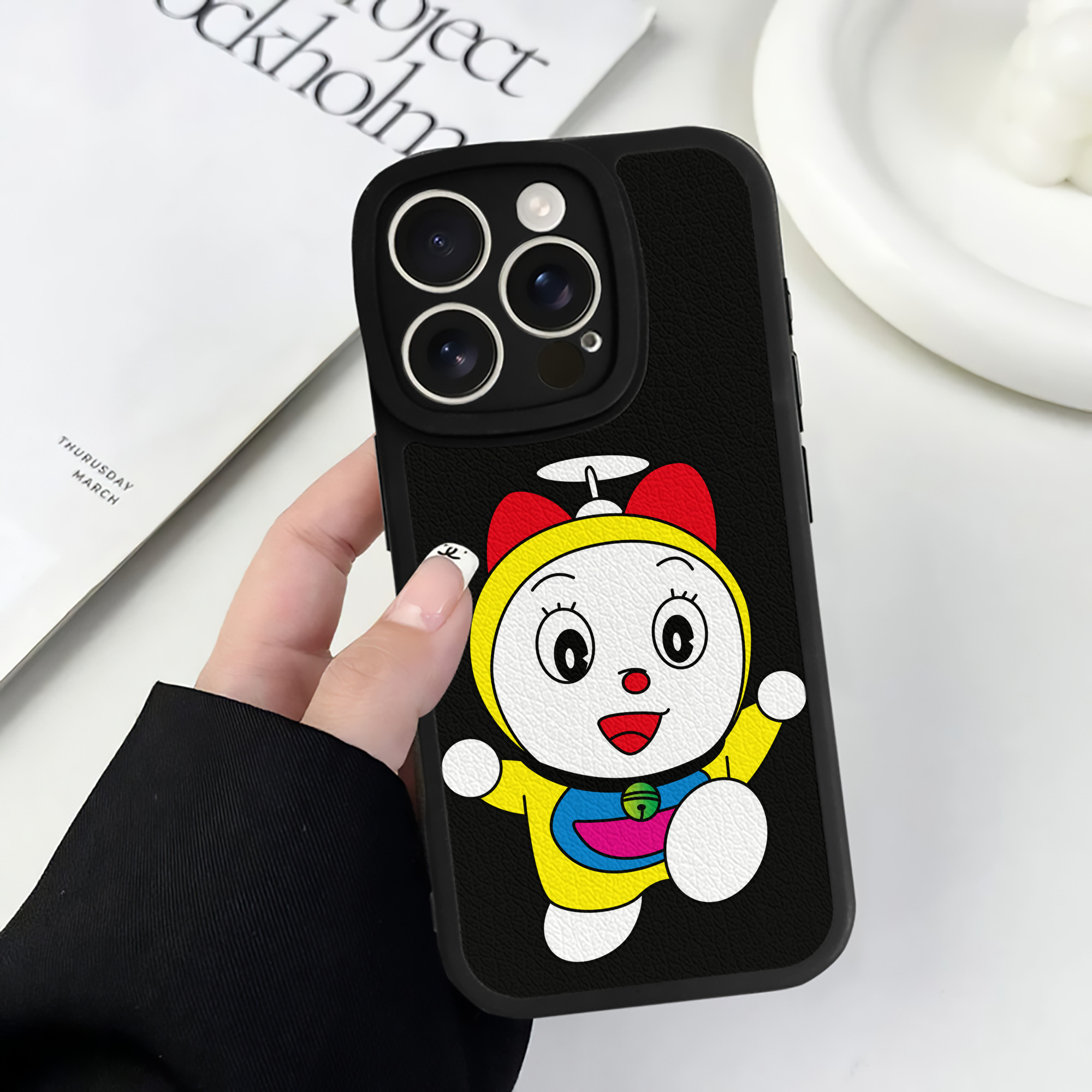 （画像用） ドラえもん ドラミ Doraemon Dorami 【iPhone 16シリーズ対応】シリコンスマホケース（レザー調） 材質：シリコン